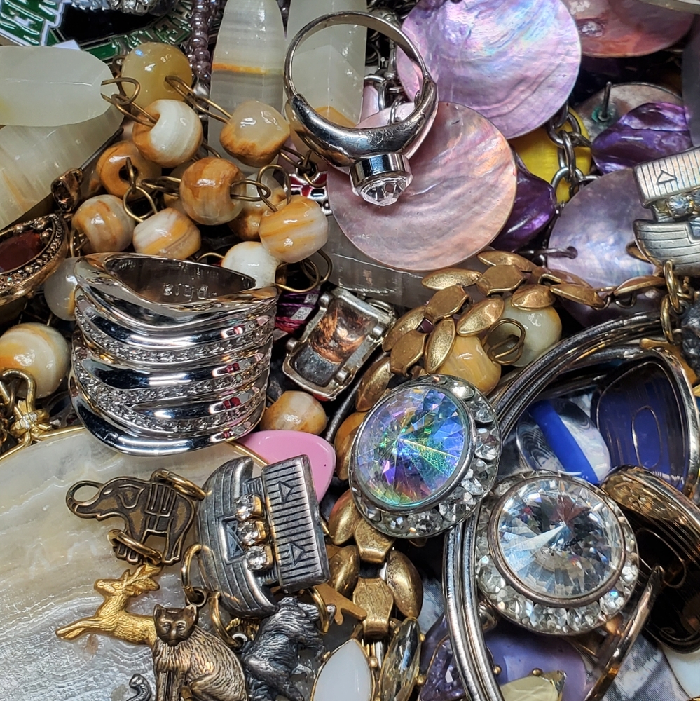 Grab Bag Of Necklaces, Bracelets, Rings, Earrings & Misc.  Brands. - Picture 13 of 16